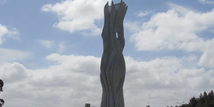 “Abrazo Cósmico»: la obra de Pablo Atchugarry que pesa 60 toneladas