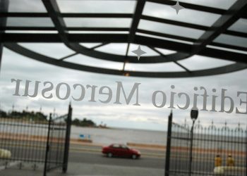 Escándalo: expresidente del Parlasur puso seguridad privada y ponía pulseritas a los legisladores «como si fuera un all inclusive»