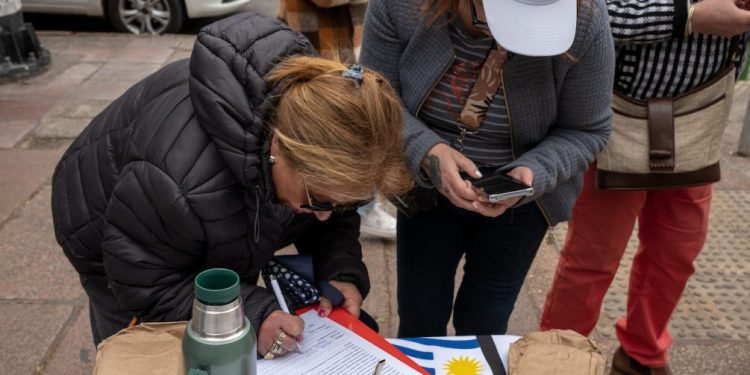 Cabildo Abierto cuenta con 215 mil firmas para plebiscito contra la usura