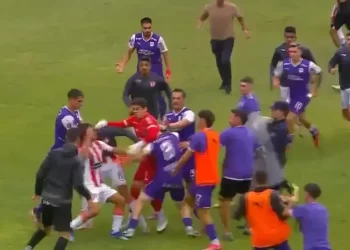 Batalla campal en el fútbol uruguayo: incidentes tras el encuentro Defensor Sporting vs River Plate