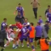 Batalla campal en el fútbol uruguayo: incidentes tras el encuentro Defensor Sporting vs River Plate