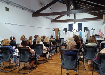 Exitosa subasta de vestidos a beneficio de la escuela 5