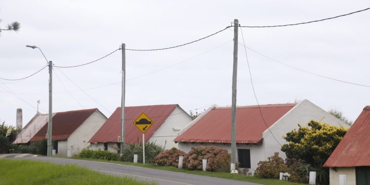 Demolerán viviendas irregulares en Punta Colorada para recuperar espacios de uso público
