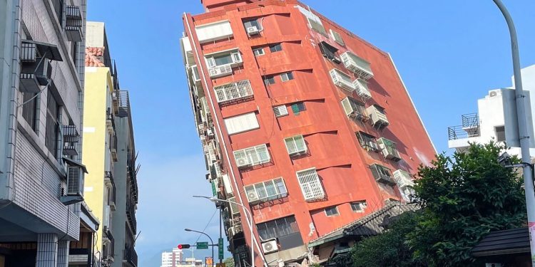 Impactante terremoto en Taiwan dejó al menos 9 muertos y más de 800 heridos