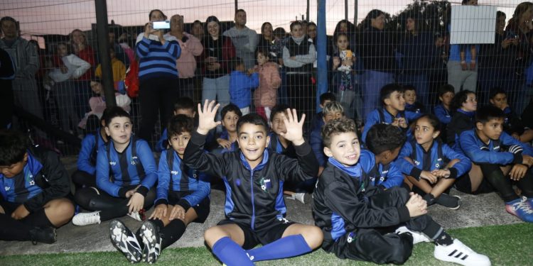 Familias y niños celebraron la inauguración de la nueva cancha sintética en el Club Liverpool de Maldonado
