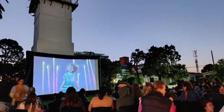Con buen número de público está en marcha el ciclo “Encuentros de Película”