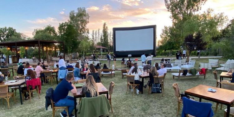 “Vino el Cine”: una propuesta que combina bodegas, proyecciones y música al aire libre
