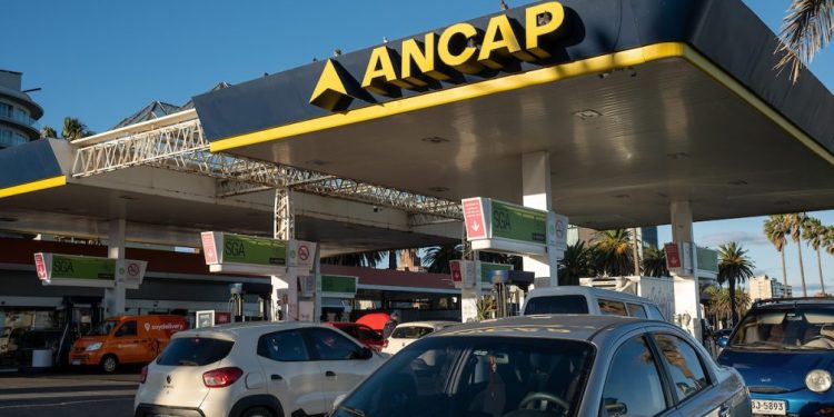 Ancap cobrará U$S 7 millones menos en abril por la decisión de que se mantengan precios