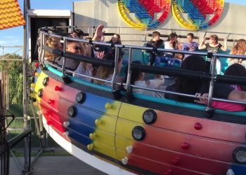 Policía subió al mambo del Parque Rodó y su arma se disparó hiriendo a dos personas