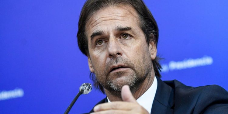 46% de la población aprueba la gestión del presidente Lacalle Pou según encuesta de Cifra