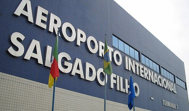 Cierran por tiempo indeterminado aeropuerto brasileño de Porto Alegre e impiden vender pasajes a aerolíneas
