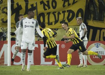 Peñarol quedó a un paso de la clasificación