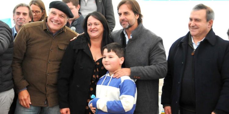 Lacalle Pou inauguró primera intervención de Mevir en Chuy