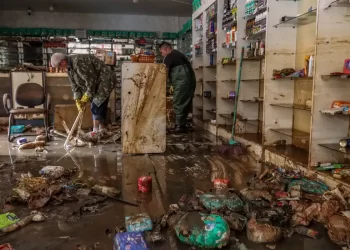 Los comerciantes de Porto Alegre llevan días limpiando sus tiendas