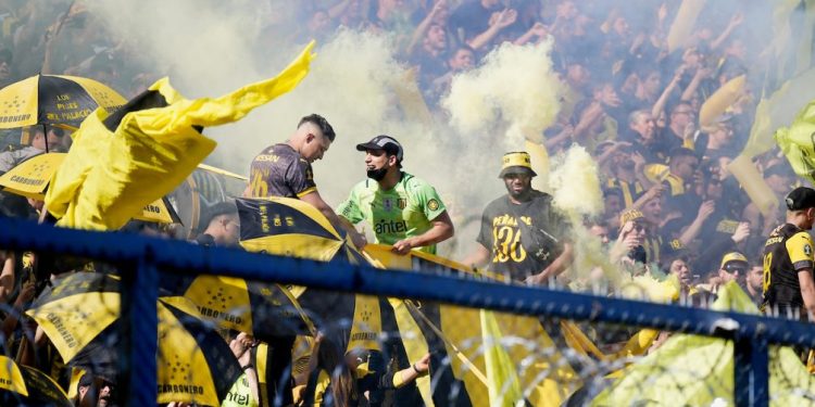 Peñarol cumplió con su historia y ganó en Caracas
