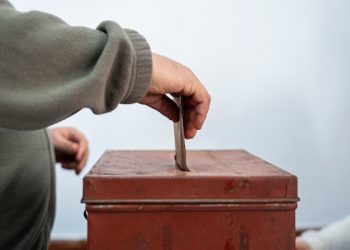 10% de la población votó hasta el mediodía