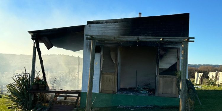 Hallaron dos cuerpos en una vivienda que tomó fuego en una zona rural cercana a Garzón