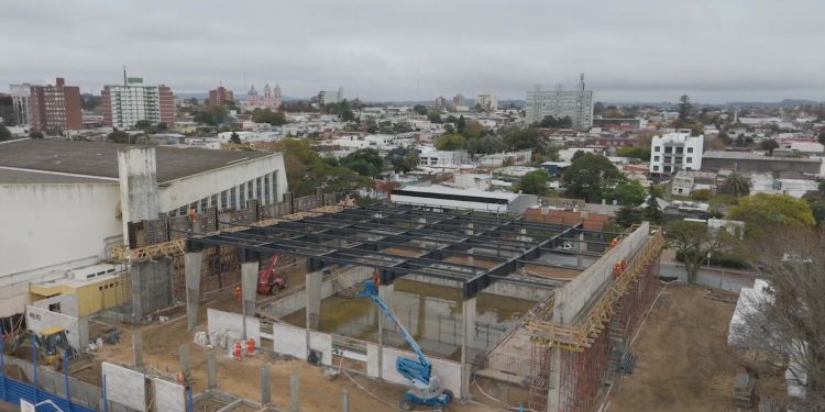 Con una inversión de 4 millones de dólares avanza la construcción de la nueva piscina del Campus