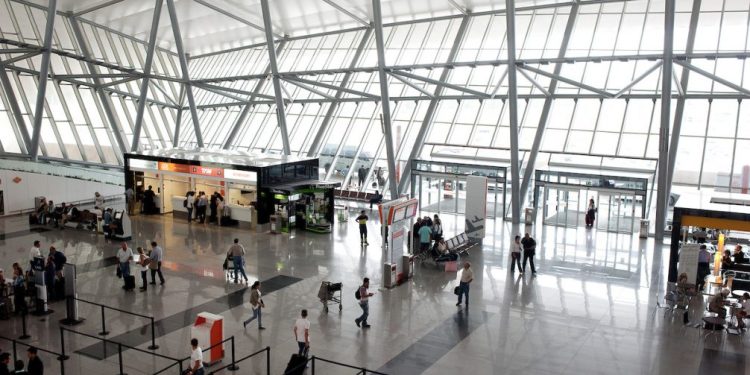 Flujo de pasajeros en aeropuerto de Carrasco aumentó 44% en 2023; se prevé crecimiento del 10%