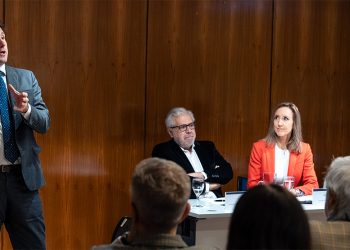 Bancos y administradoras de crédito presentan un programa voluntario de reestructuración de deudas