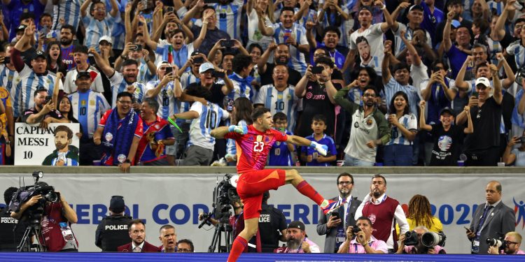 Gracias al «Dibu» Martínez, Argentina venció por penales a Ecuador y está en las semifinales de la Copa América