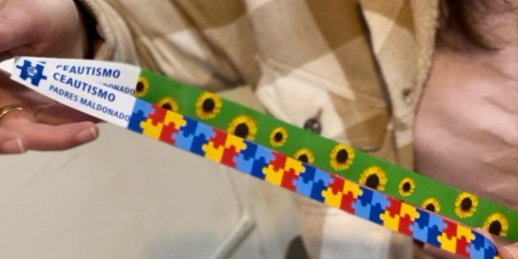 Collares puzzles-girasoles simbolizan la discapacidad no visible en una persona