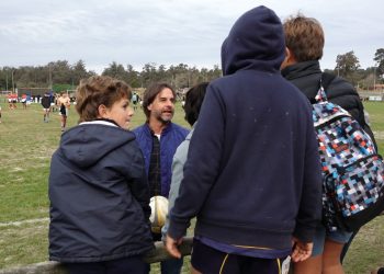 Lacalle Pou jugó al rugby en la previa del encuentro entre internos y exreclusos de Uruguay y Argentina