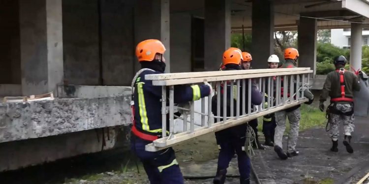 Bomberos se capacitaron para la atención de siniestros en alturas
