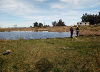 Buscan el cuerpo de un menor de edad que ingresó a un tajamar y no volvió a salir