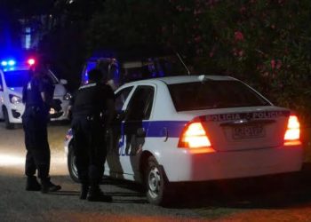 Tres hombres robaron un vehículo y armas de fuego en un violento copamiento en Playa Hermosa