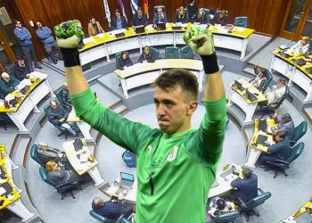 Con los votos del Partido Nacional y Partido Colorado se aprobó la venta de una calle a Fernando Muslera