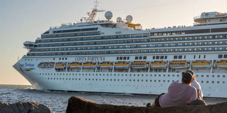 Uruguay negocia con compañía de cruceros europea incluir escala en Colonia