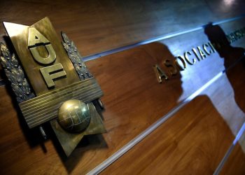 Nacional, Peñarol y otros 11 clubes denuncian «desvío de fondos» y «balances falsos» millonarios en la AUF