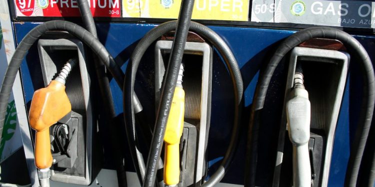 Las naftas y el gasoil bajaron 2,5 pesos a partir de este martes
