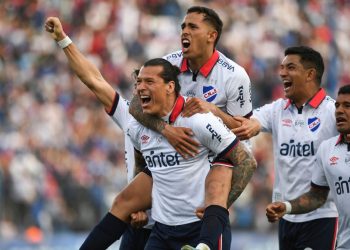 Nacional le ganó a Peñarol 2 a 1, lidera el Clausura y se pone a tiro de la anual con su máximo rival