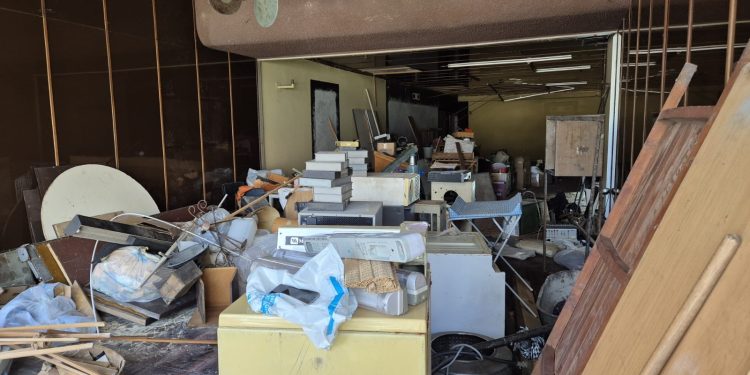 Detectan gran cantidad de basura y elementos en desuso dentro del Convention Center de Maldonado