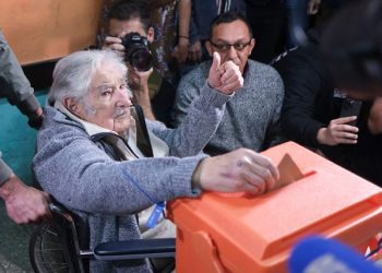 Con duras críticas a la campaña y presagiando «cambios sustantivos» en la democracia votó el expresidente Mujica