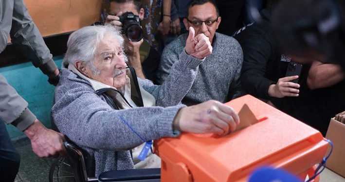 Con duras críticas a la campaña y presagiando «cambios sustantivos» en la democracia votó el expresidente Mujica