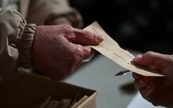 Cerraron las urnas; la taba está en el aire