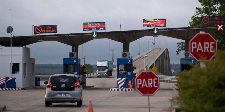 Investigan hallazgo de una diminuta cámara en baños del puente San Martín