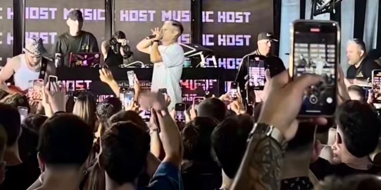 L-Gante llegó a Punta del Este junto a Wanda Nara y se presentó ante cientos de fanáticos