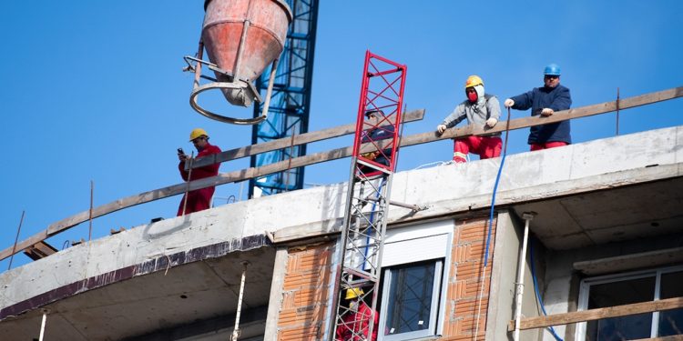 El desempleo bajó al 7,3 %