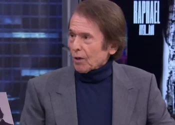 El cantante Raphael fue internado de urgencia tras sufrir un fallo cerebrovascular