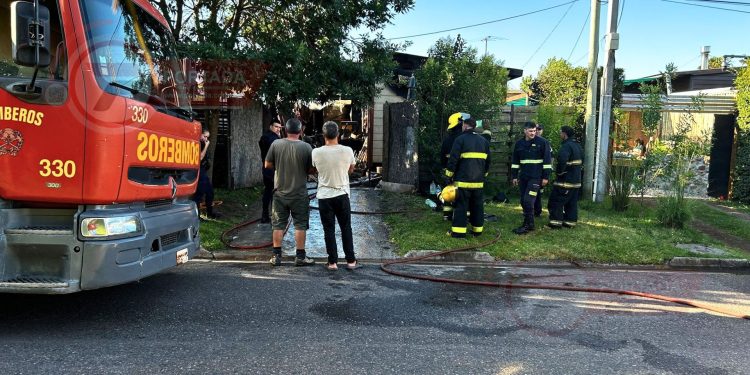 Voraz incendio consumió una vivienda en barrio La Sonrisa