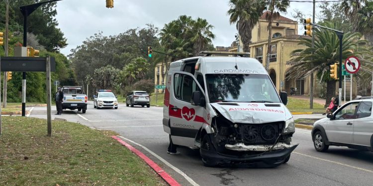 Ambulancia colisionó con un automóvil en Maldonado