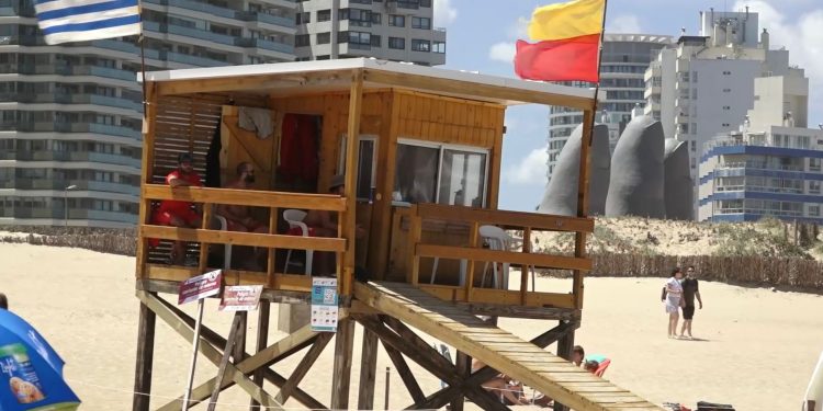 Arrancó la temporada en las playas con gran concurrencia y trabajo intenso para los guardavidas