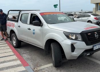 Buscan a un hombre desaparecido en Playa El Emir tras intentar rescatar a una mujer