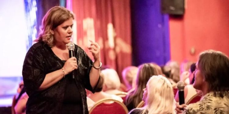 La médium Noelia Pace se presentará en el Teatro Cantegril con “Mediumnidad”