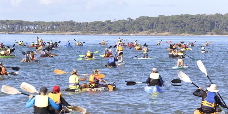 1.200 personas participaron entre travesías a nado y Kayak en Punta del Este