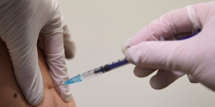 Comenzó la campaña de vacunación contra el VRS y COVID-19